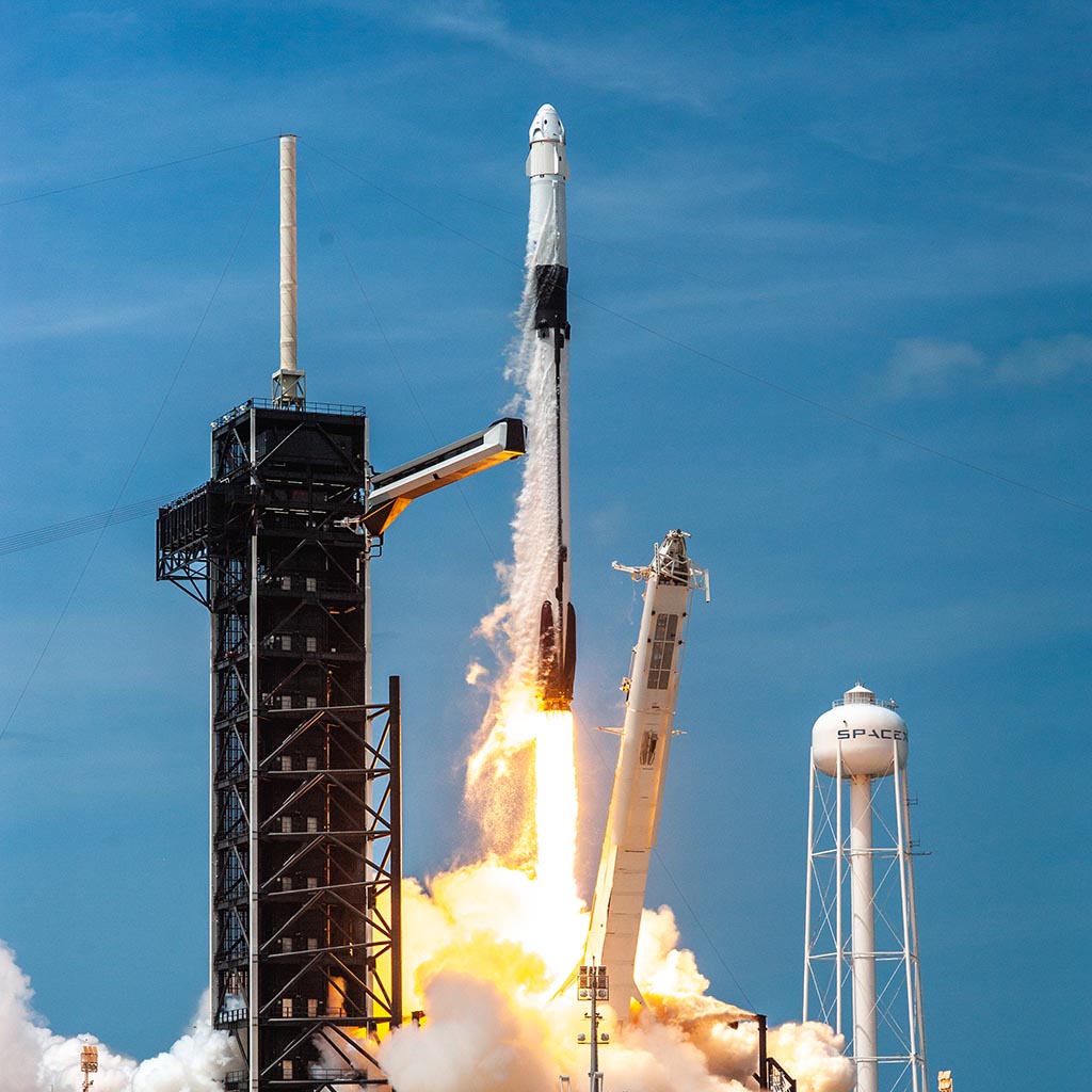 A SpaceX Falcon 9 rocket spacecraft lifts off